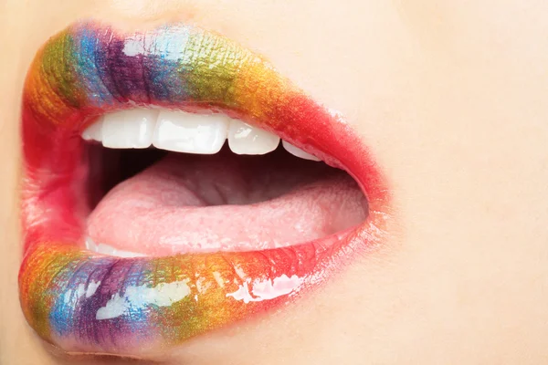 Сексуальні барвисті губи з білими зубами — стокове фото