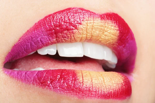 Lèvres colorées sexy avec des dents blanches — Photo