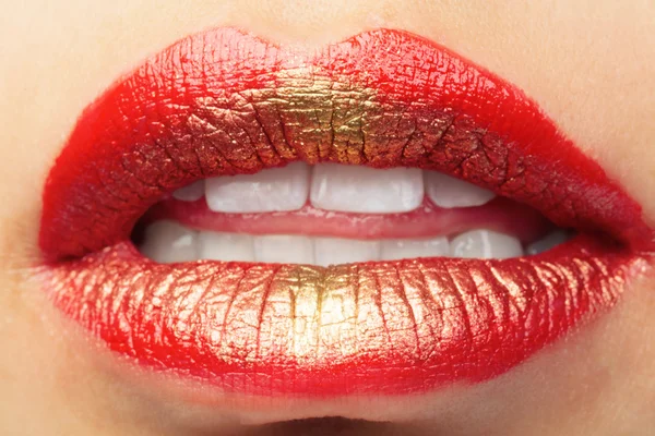 Lèvres colorées sexy avec des dents blanches — Photo