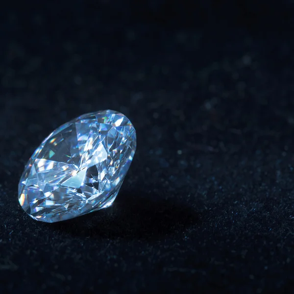 Diamante azul sobre fondo negro con reflejo — Foto de Stock