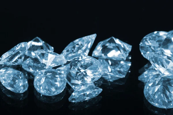 Diamantes sobre fundo preto com reflexão — Fotografia de Stock