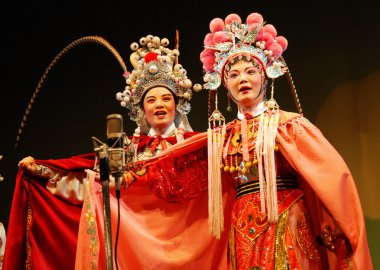 Hong kong, Çin - Eylül 03,2009: hong Kong, Çin sokaklarda turistler için Kantonca opera, bilinmeyen oyuncu portre gerçekleştirir