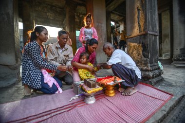 Angkor wat, siem reap, Kamboçya - 30 Mart 2013: şaman dua nimet angkor wat Tapınağı bir aile için.