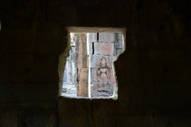 Angkor Thom, Siem Reap, Kamboçya 'daki tapınak penceresinin dışında bir Apsara.