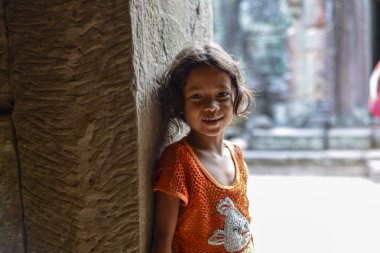 Güneş bir kız arkadaşlarıyla oynarken.