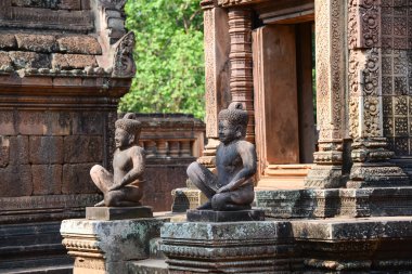 heykeller banteay srei Tapınağı girift oyulmuş, angkor wat girişi koruyun.
