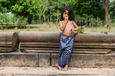 angkor wat Tapınağı'nda rahat duruş bir çocuk. (yavaş boy)