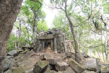 küçük tepe üzerinde tapınak kalıntıları