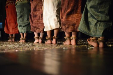 bir kadın khmer dans performans - ayak kadar yakın