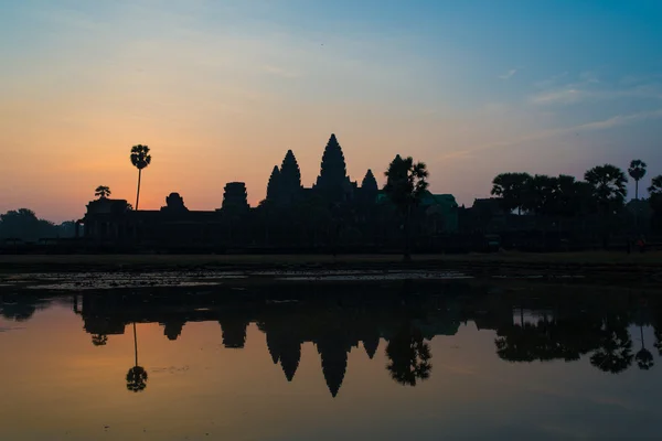 Spektakulärer Sonnenaufgang über dem Tempel Angkor wat, siem riep, Kambodscha — Stockfoto