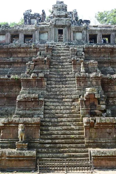 Staré kamenné schody královského paláce angkor thom — Stock fotografie