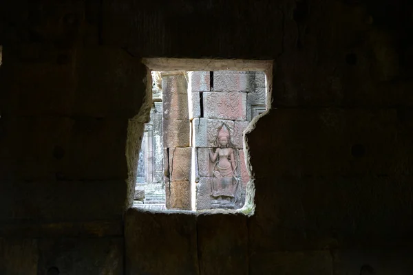 カンボジアのシェムリアップにあるアンコール寺院の窓の外にあるアプサラ — ストック写真