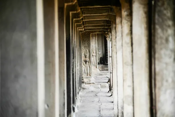 The beautiful of carved stone pillars that surrounds the inner wall of Angkor Temple — Stock Photo, Image