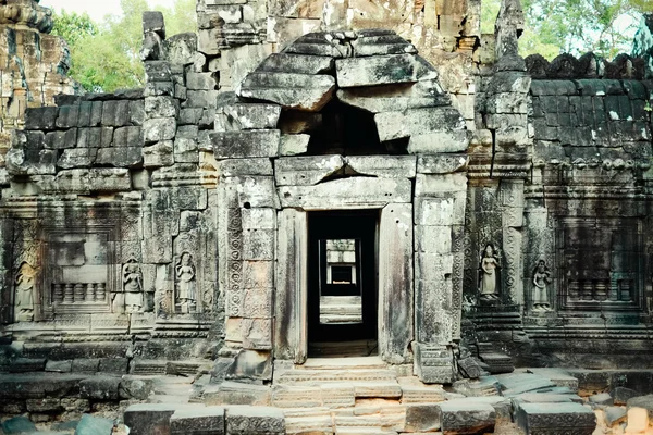 Uma porta antiga do templo em angkor wat, Siem Reap, Camboja — Fotografia de Stock