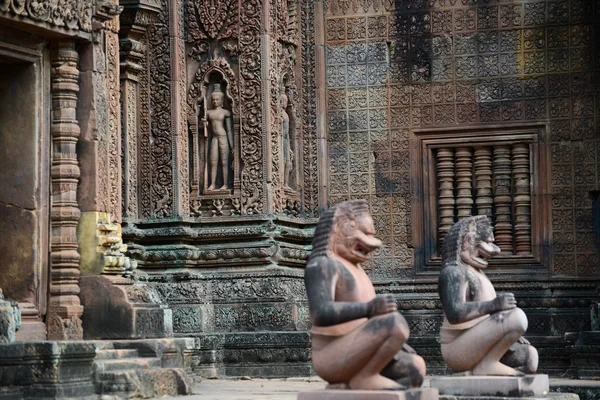 O protetor das estátuas de templo de Banteay Srei a entrada a um intricately carved, Angkor Wat — Fotografia de Stock