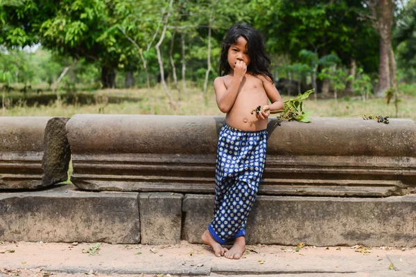 A boy of relaxed posture at Angkor wat Temple. (Leisurely boy) — Stock Photo, Image