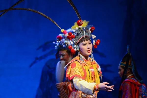 A Performer fremfører tradisjonell kinesisk opera på den kinesiske spøkelsesfestivalen – stockfoto