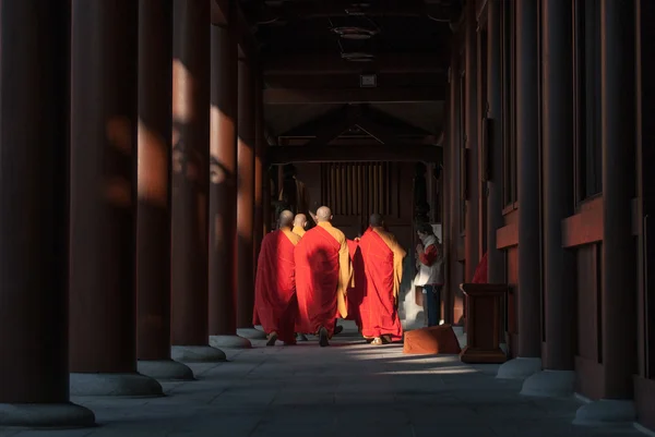 Hong kong, china - 03 september, 2012: Boeddhistische monniken mediteren met gebed aan de chi lin nonnenklooster, hong kong, china. Stockfoto