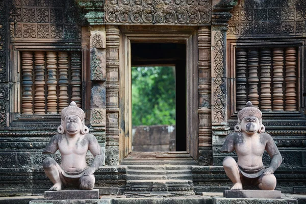 De guard standbeelden van banteay srei tempel de ingang aan een ingewikkeld gesneden, angkor wat Rechtenvrije Stockafbeeldingen