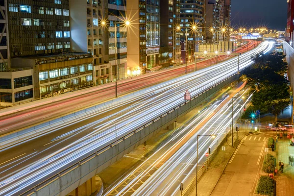 Trafik genom staden på natten i hong kong — Stockfoto