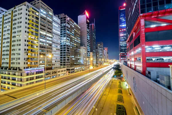 Noc ruchu z długie czasy otwarcia migawki sheung wan parkingu. hong kong jest 24 godziny życia miasta. — Zdjęcie stockowe