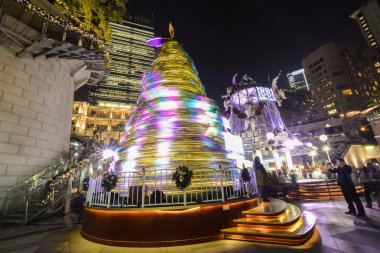 Hong kong, Çin - 31 Aralık 2013: 1881 mirası renkli Noel ağacı. eski deniz Emniyet Müdürlüğü bileşik, 1884'te inşa yer alır, tsim sha tsui