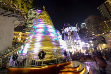 Hong kong, Çin - 31 Aralık 2013: 1881 mirası renkli Noel ağacı. eski deniz Emniyet Müdürlüğü bileşik, 1884'te inşa yer alır, tsim sha tsui