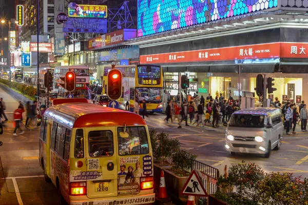 Hong Kong, China - 01 de janeiro de 2014: Cena de rua em Mongkok. Rua comercial colorida Iluminada à noite. Mongkok é um distrito em Hong Kong e tem a maior densidade populacional do mundo — Fotografia de Stock