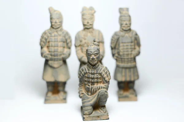 Guerriers en terre cuite avec fond de guerriers en terre cuite par la Chine antique — Photo