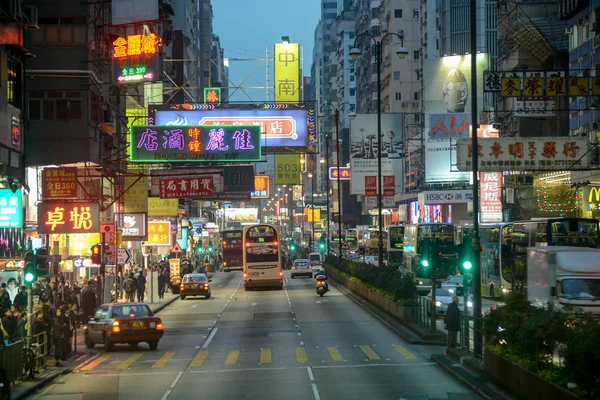 Hong kong, china - 23 februari 2014: nathan road is de belangrijkste verkeersader in kowloon, hong kong, die bekleed met winkels en drommen met toeristen, de totale lengte van de nathan weg is ongeveer 3.6km. — Stockfoto
