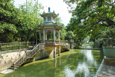 Çin pagoda pavilion ile nehir ön plan