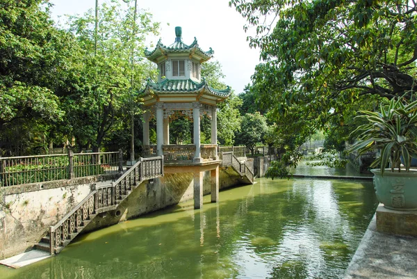 Çin pagoda pavilion ile nehir ön plan — Stok fotoğraf