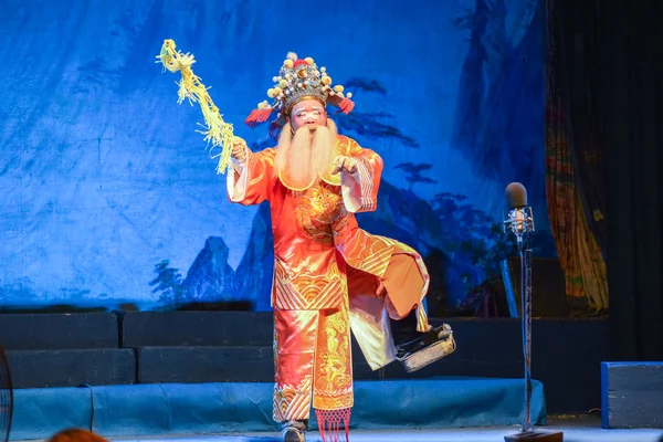 Um Performer realizando ópera tradicional chinesa no festival fantasma chinês — Fotografia de Stock