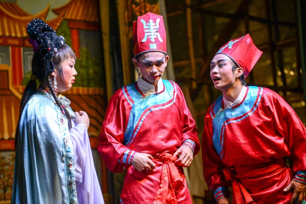 Hong kong, china - augustus 18, 2014: acteurs uitvoeren van traditionele chinese opera op het ghost-festival. — Stockfoto