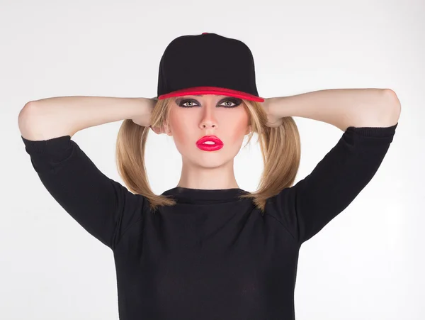 Una hermosa joven con una gorra — Foto de Stock