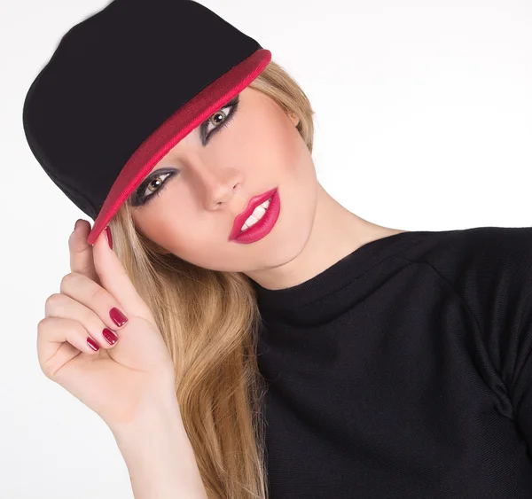 Una hermosa joven con una gorra — Foto de Stock