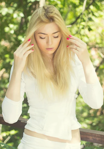 Menina de terno branco, na natureza — Fotografia de Stock