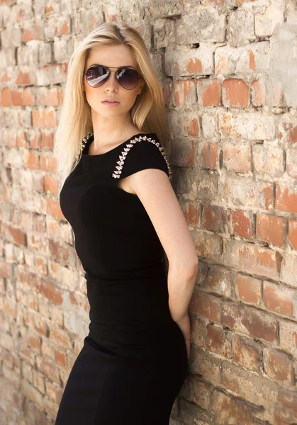 Duvarın yanında gözlüklü kız — Stok fotoğraf