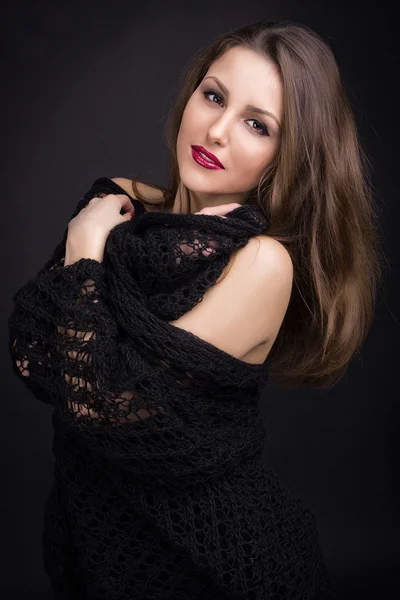 En vacker ung flicka i en svart sjal — Stockfoto