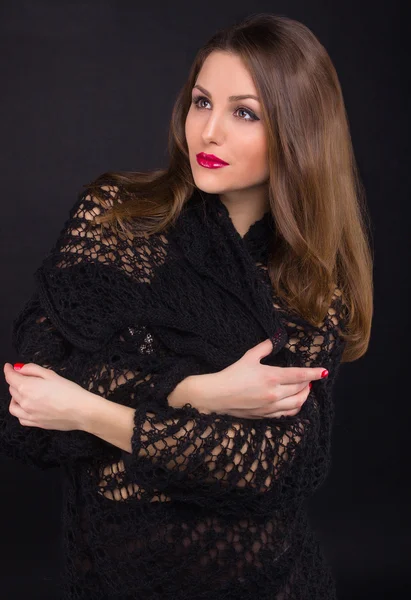 A beautiful young girl in a black shawl — Stock Photo, Image