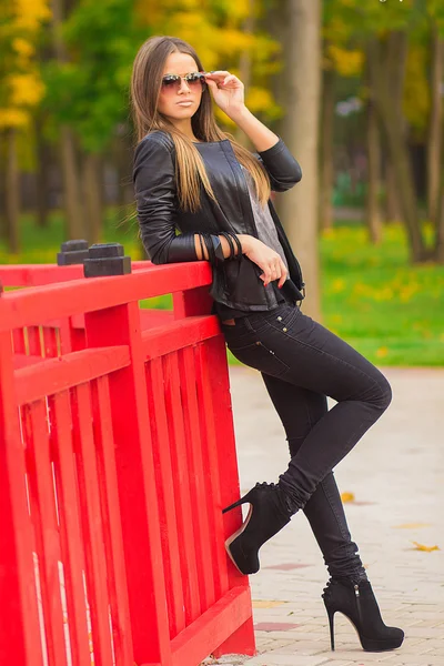 Belle fille avec des lunettes dans le parc — Photo