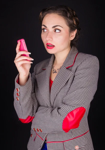 Schönes Mädchen in Jacke und mit dem Telefon — Stockfoto