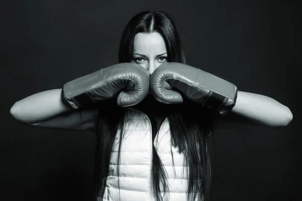 Belle fille en gants de boxe — Photo