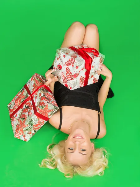 Schöne Mädchen in einem Kleid lag auf dem Boden mit Geschenken — Stockfoto
