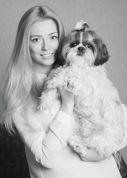 犬と一緒にかなりブロンドの女の子 — ストック写真