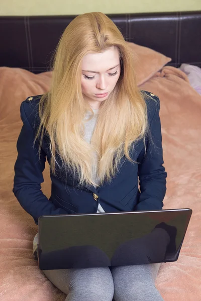 Dama de negocios con un ordenador portátil — Foto de Stock