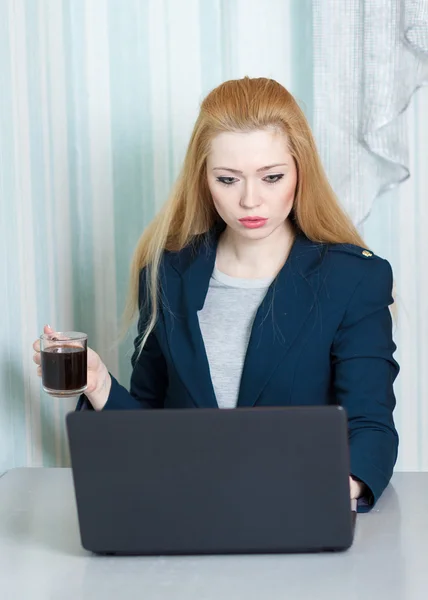 Dama de negocios con un ordenador portátil — Foto de Stock