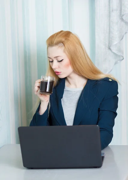 Dama de negocios con un ordenador portátil — Foto de Stock