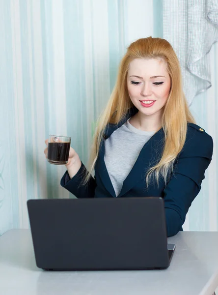 Dama de negocios con un ordenador portátil — Foto de Stock