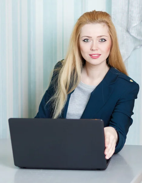 Smuk blondine med en bærbar computer - Stock-foto